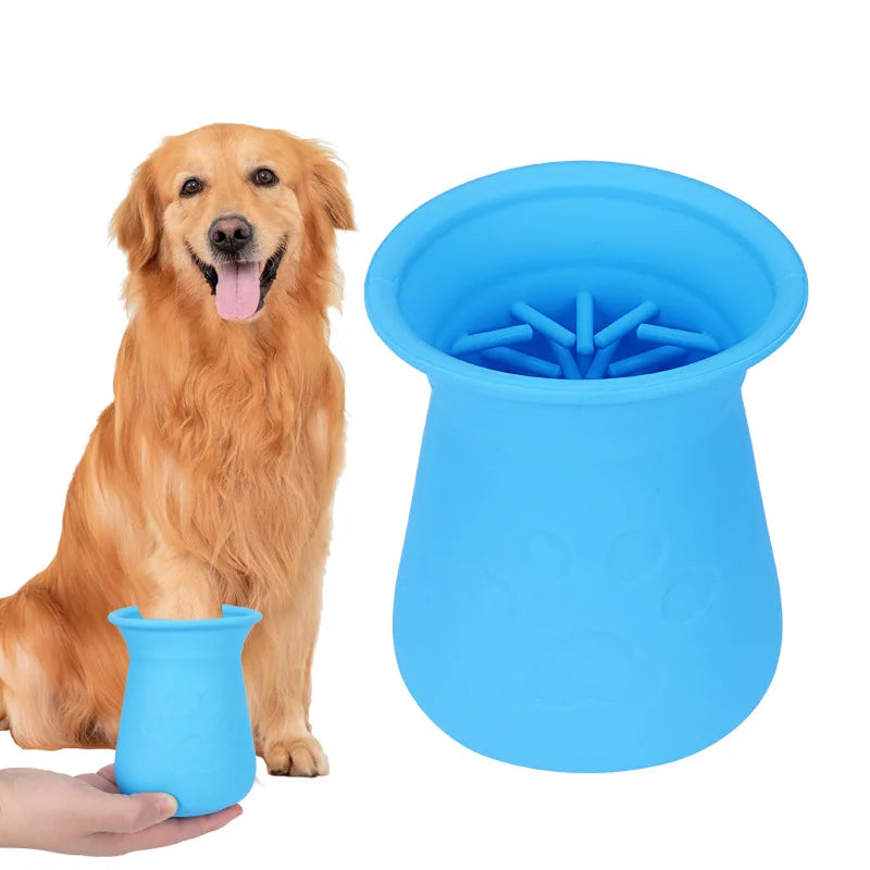 Gobelet nettoie-pattes en silicone bleu à côté d un golden retriever