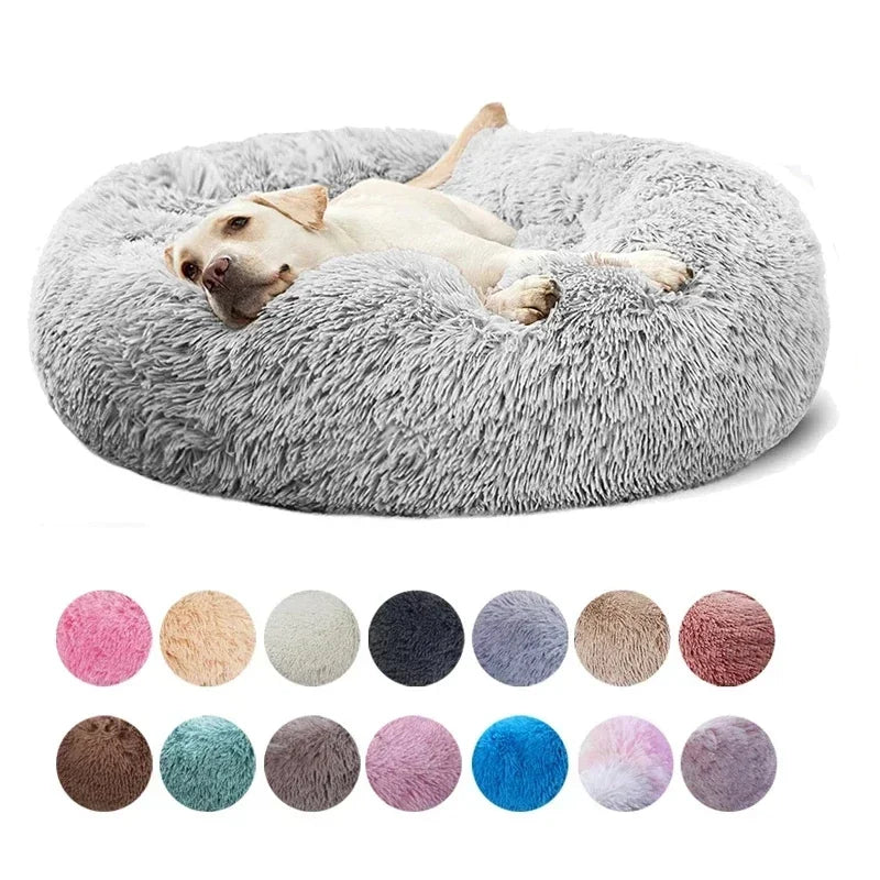 Panier donut moelleux gris avec un chien endormi